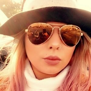 Meet your Posher, Adiilene